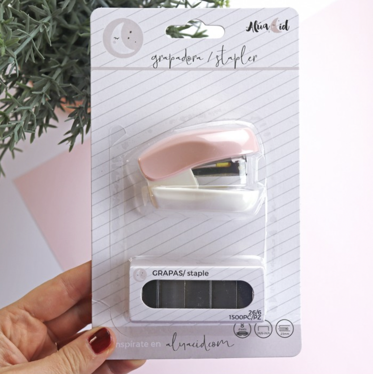 Grapadora rosa con grapas Alua Cid