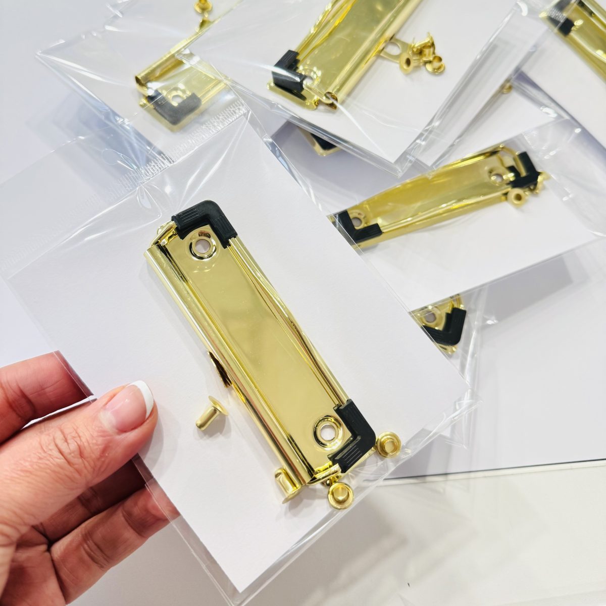 Clip Sujeta Papeles, dorado